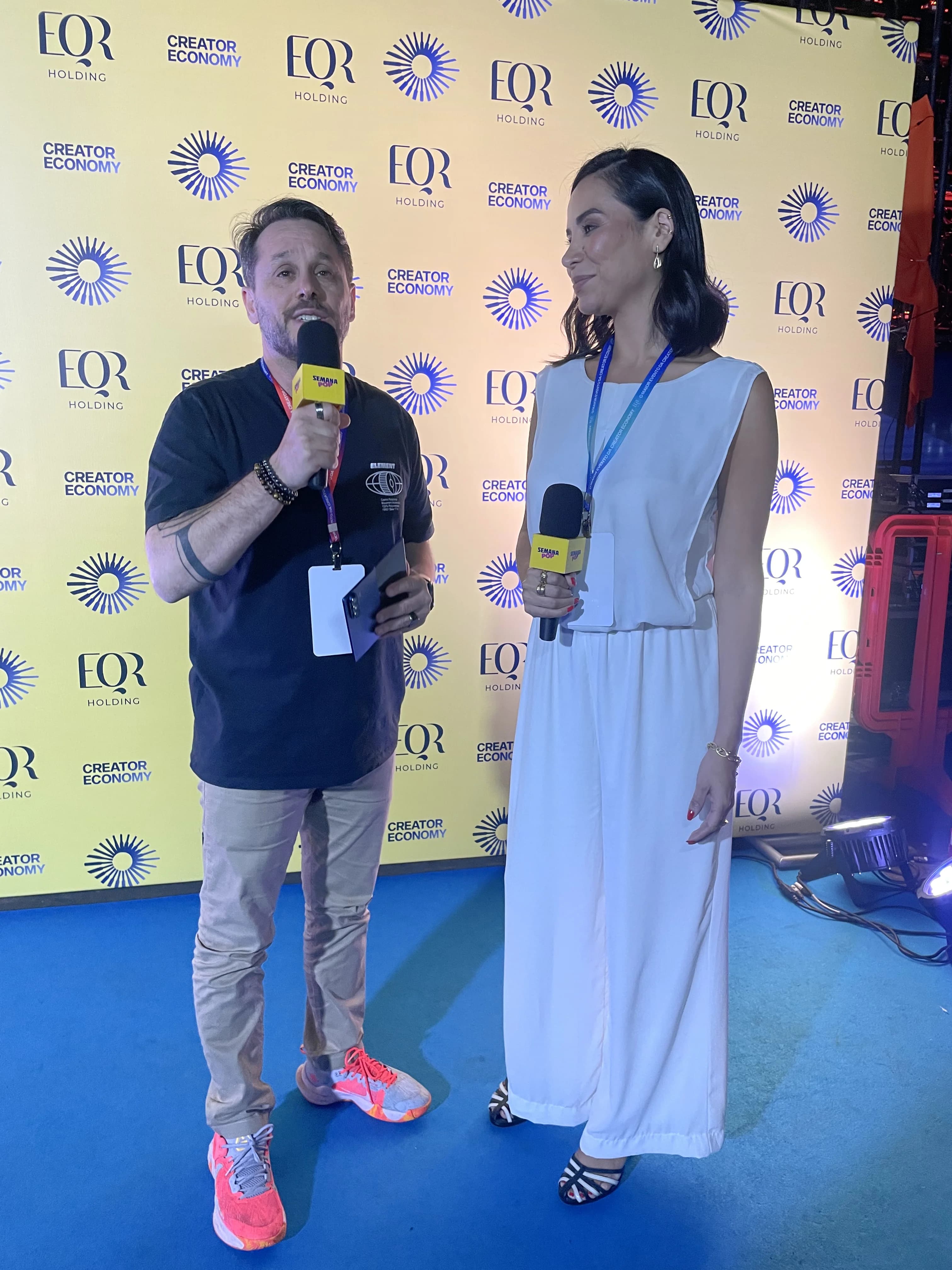 Tatiana Aponte em entrevista com microfone